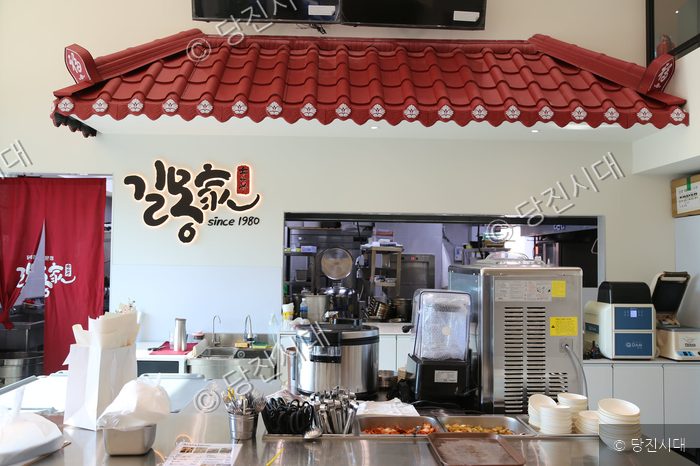 식당 내부의 주방과 조리대 풍경을 보여주고 있다.