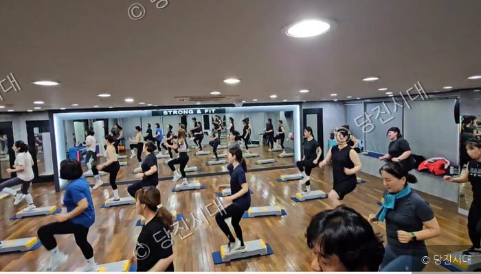 스트롱앤핏 체육관에서 회원들이 스텝박스를 활용한 운동을 하고 있다.