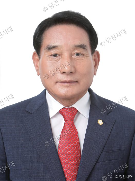 김덕주 당진시의원이 정면을 바라보며 증명사진을 촬영하고 있다.