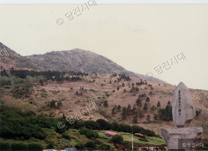 산과 비석이 있는 풍경이다.