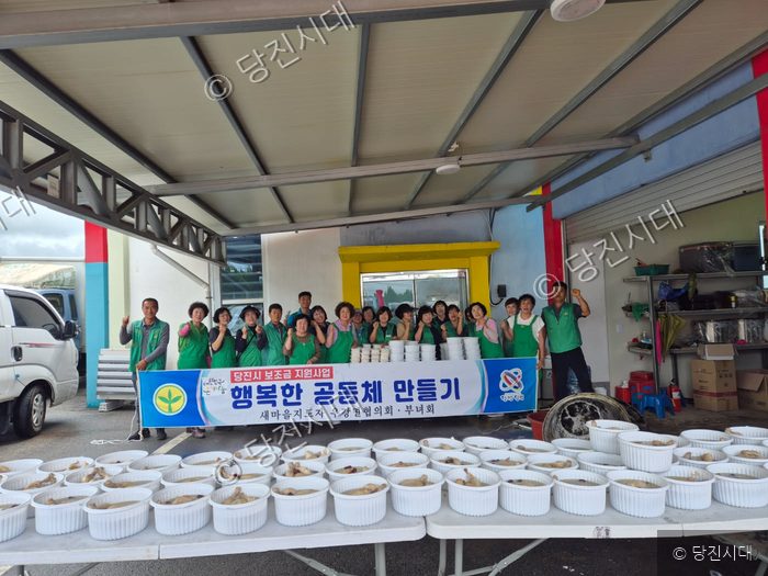우강면 새마을협의회와 부녀회원들이 삼계탕을 나눔하는 모습.
