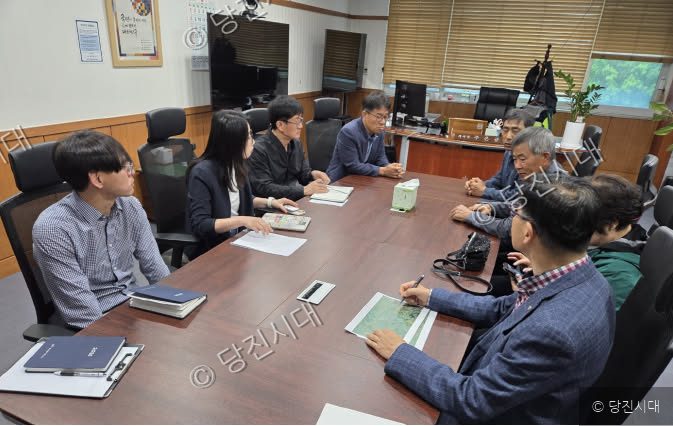 당진농업회의소 관계자들이 회의실에서 의견을 나누고 있다.