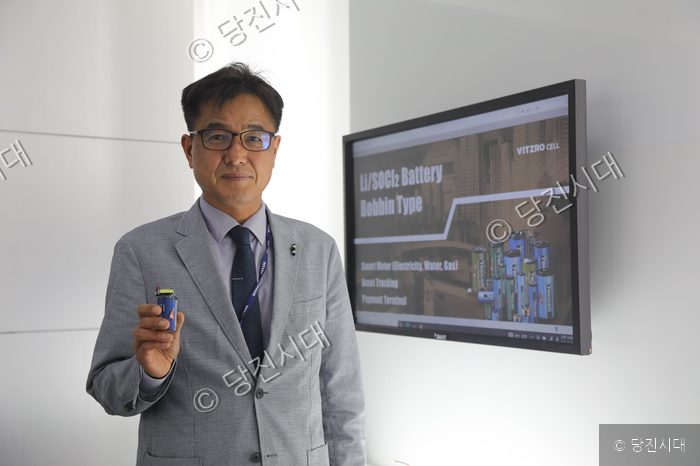 한 남성이 비츠로셀 배터리를 들고 포즈를 취하고 있다.