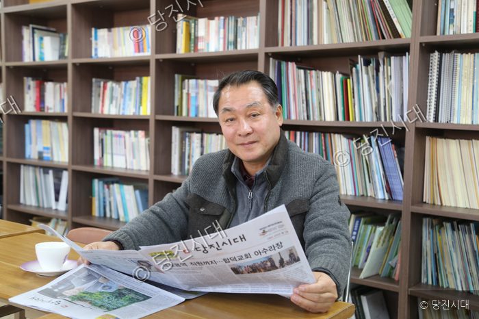 윤지현 씨가 당진시대 신문을 읽고 있다