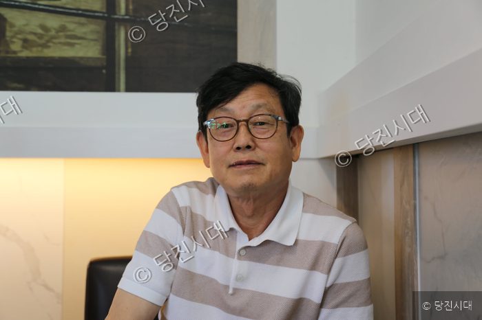 태안화력 대책위 전문위원이 인터뷰에 응하고 있다.