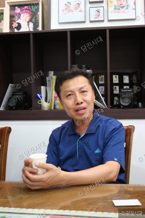 정상권 정스튜디오 대표가 의자에 앉아 인터뷰를 하고 있다.