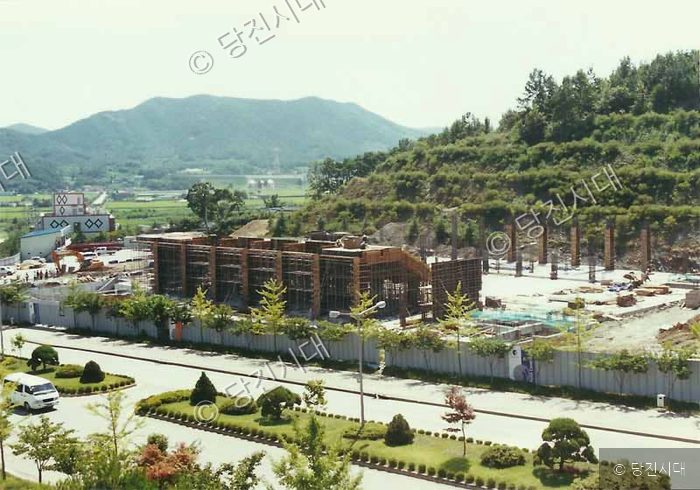 건물이 공사 중인 당진의 풍경이 보인다.