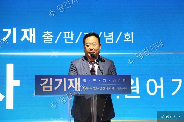 김명진 시의원이 마이크를 잡고 무대에서 발언하고 있다.