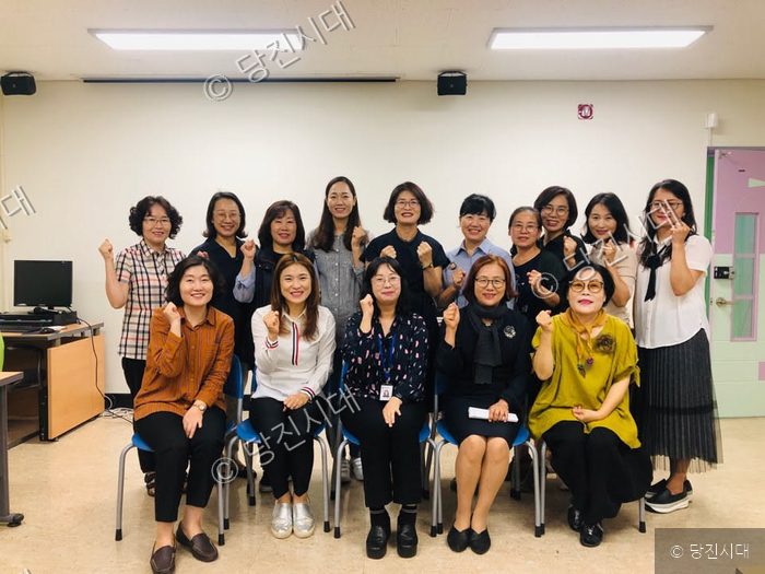 학생상담자원봉사자들이 모여 주먹을 쥐고 파이팅을 외치고 있다.