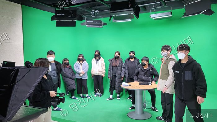 학생들이 스튜디오에서 미디어 교육 및 진로체험을 받고 있다.