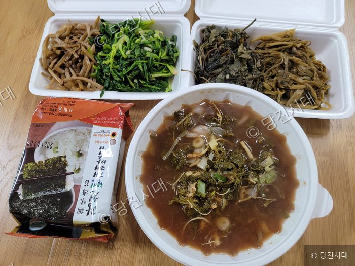 면천 적십자에서 만든 밑반찬과 국, 도시락용 김이 놓여 있다.