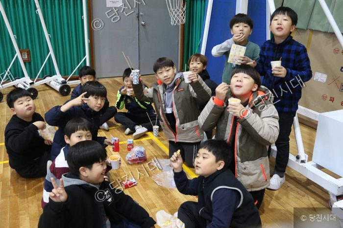 계성초 학생들이 바자회에서 음식을 먹고 있다.