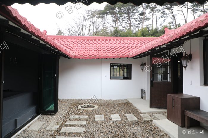 당진시 송산면 칠절리에 위치한 감성스테이 산아래의 마당과 건물 모습이다.