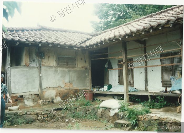 당진의 한 전통 한옥 농가 주택의 전경이 보이고 있다.
