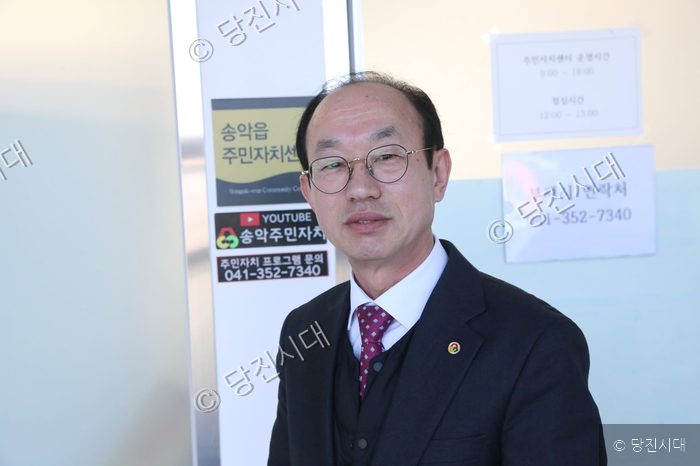 배병찬 당진시주민자치협의회장이 인터뷰를 위해 포즈를 취하고 있다.