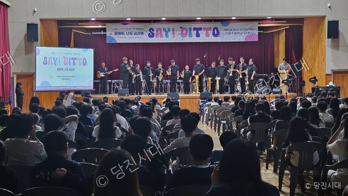 한빛예술단이 신평초등학교에서 찾아가는 희망 음악회를 열고 있다.