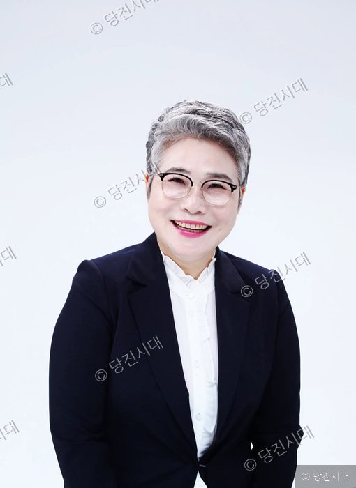 김영란 씨가 밝은 표정으로 정면을 바라보며 미소 짓고 있다.