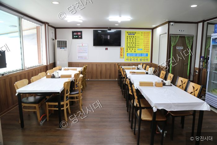 식당 내부의 홀과 테이블이 깔끔하게 정돈되어 있다.