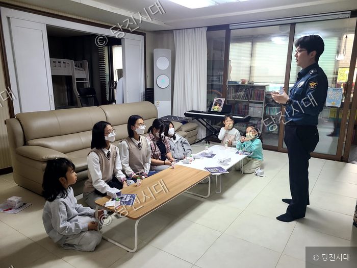 경찰관이 보호아동들을 대상으로 범죄예방 교육을 하고 있다.