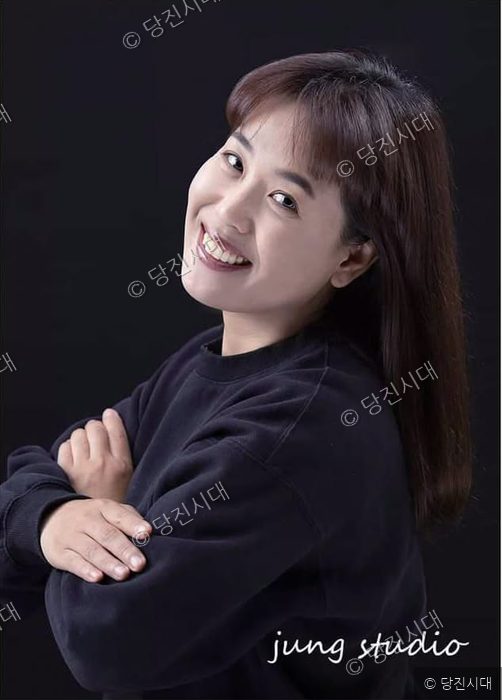 문영미 씨가 검은색 옷을 입고 밝은 미소를 짓고 있다.