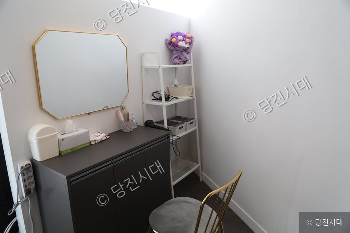거울과 화장대가 놓인 리즈뷰티 내부 모습이다.