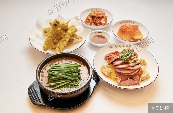 정담명가 남원추어탕 원당점의 추어정식 한 상이 차려져 있다.