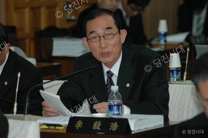이은호 의원이 회의 중에 문서를 읽고 있다.