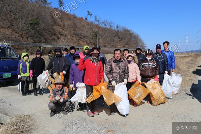 주민들이 영농철을 앞두고 농경지 주변에서 쓰레기를 수거하고 있다.