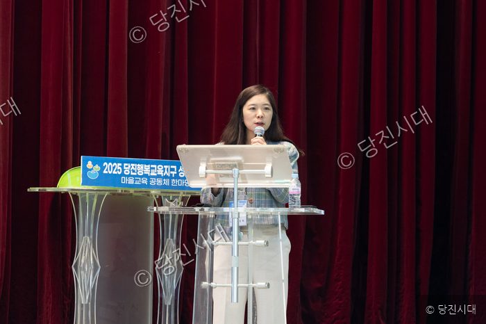 오성환 시장이 연단에서 마이크를 잡고 발표를 하고 있다.