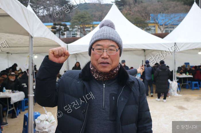 한표수 개발위원장이 아미산에서 주먹을 쥐고 해맞이 포즈를 취하고 있다.