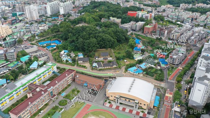 당진1동 읍내2통 마을과 학교 주변 풍경을 위에서 내려다보고 있다.