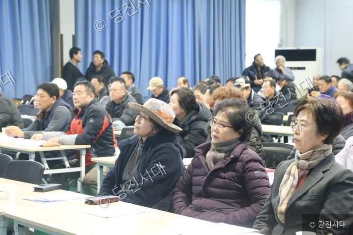 전준환 이장 등이 마을 총회에 참석해 경청하고 있다.