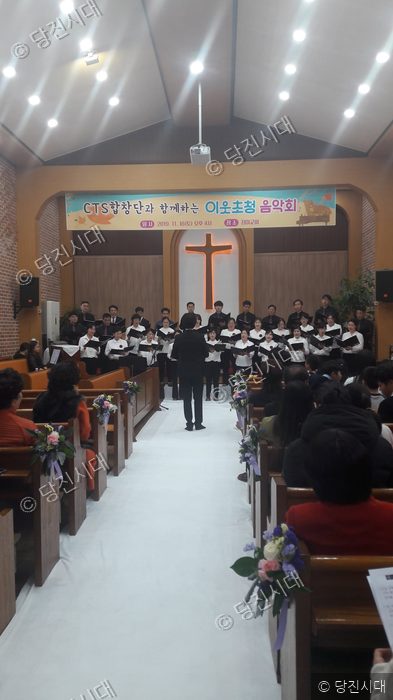 정미교회에서 이웃과 함께하는 음악회가 열리고 있다.