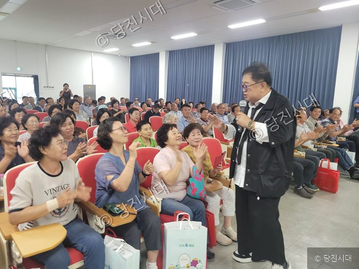 대호지농협 조합원 교육에 참석한 남기찬 조합장 등이 박수를 치고 있다.