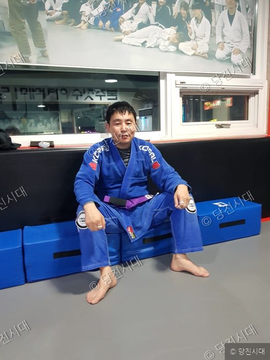 주짓수 도복을 입은 강진수 씨가 도장에서 포즈를 취하고 있다.