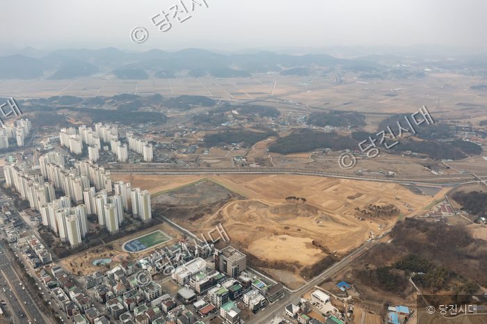 당진시 도시 개발 예정 지역의 아파트 단지와 공사 현장이 내려다보인다.