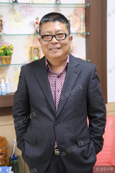 최성태 정미면주민자치위원장이 정면을 바라보며 미소 짓고 있다.