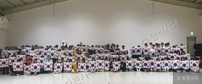 송악고등학교 1학년 학생들이 태극기를 들고 만세를 외치고 있다.