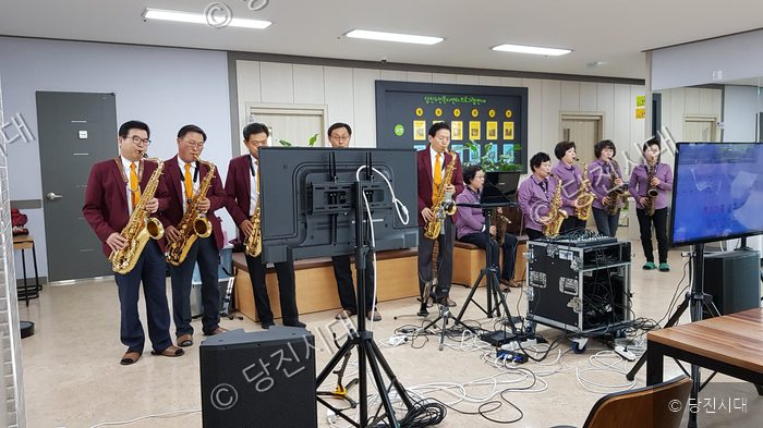 삼꽃색소폰선교단 단원들이 색소폰을 연주하고 있다.