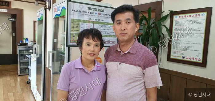 식당을 운영하는 김순희·이재성 대표가 환하게 웃고 있다.