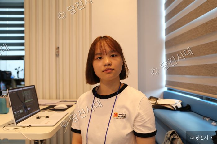 청소년이 노트북으로 단편영화를 편집하고 있다.