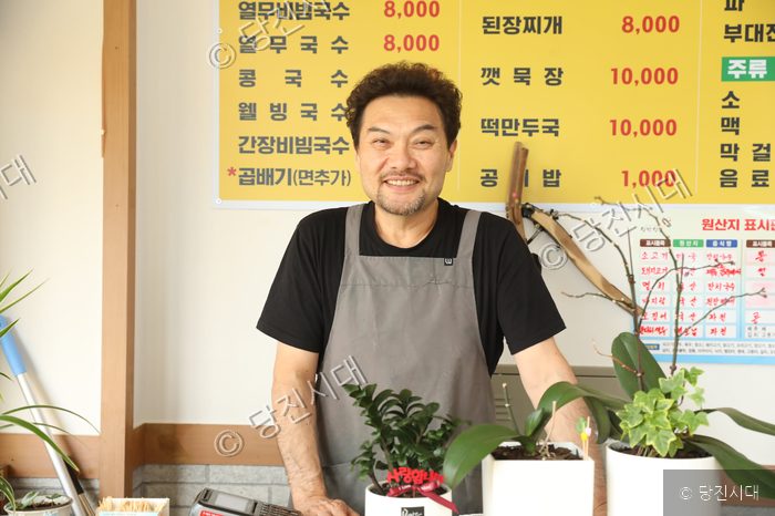 식당을 운영하는 손현승 대표가 환한 미소를 지으며 포즈를 취하고 있다.