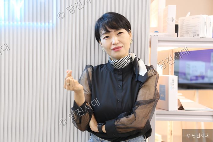 박혜경 센터장이 미소를 지으며 포즈를 취하고 있다.