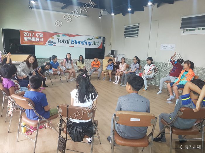 주말행복배움터 프로그램에 참여한 아이들과 강사가 원형으로 둘러앉아 있다.
