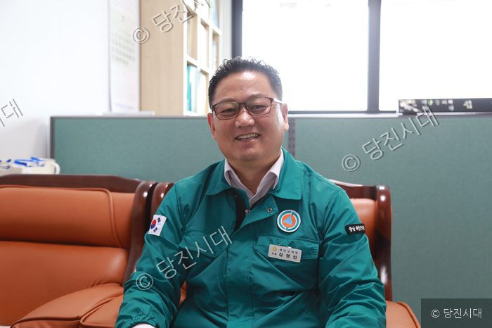 김영인 의원이 태안화력 1호기 폐쇄와 관련해 인터뷰를 하고 있다.