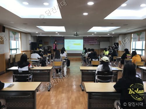 강의실에서 학생들이 강사의 발표를 경청하며 교육을 받고 있다.