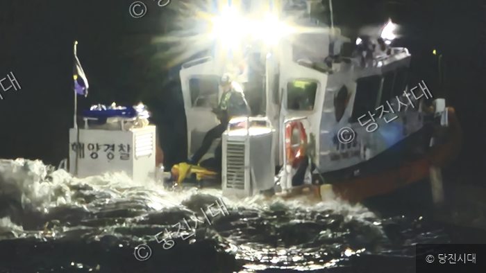 해경 구조정이 갯벌 사고 현장에서 인물을 구조해 이동하고 있다.