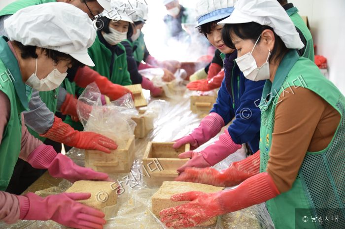 당진 지역 부녀회원들이 메주를 빚고 있다.