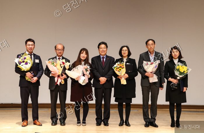 수상자들이 꽃다발을 들고 기념 촬영을 하고 있다.