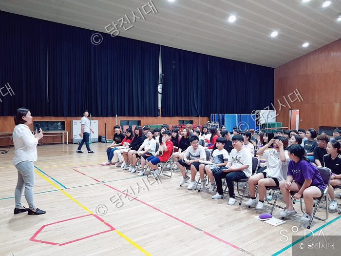순성초 학생들이 강당에서 진로뮤직 토크쇼에 참여하고 있다.